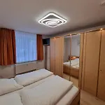 Neu Eg Apartament *